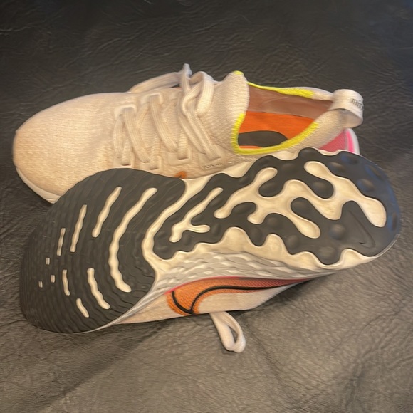 Nike, white pink and gray, worn a lot - Picture 4 of 4